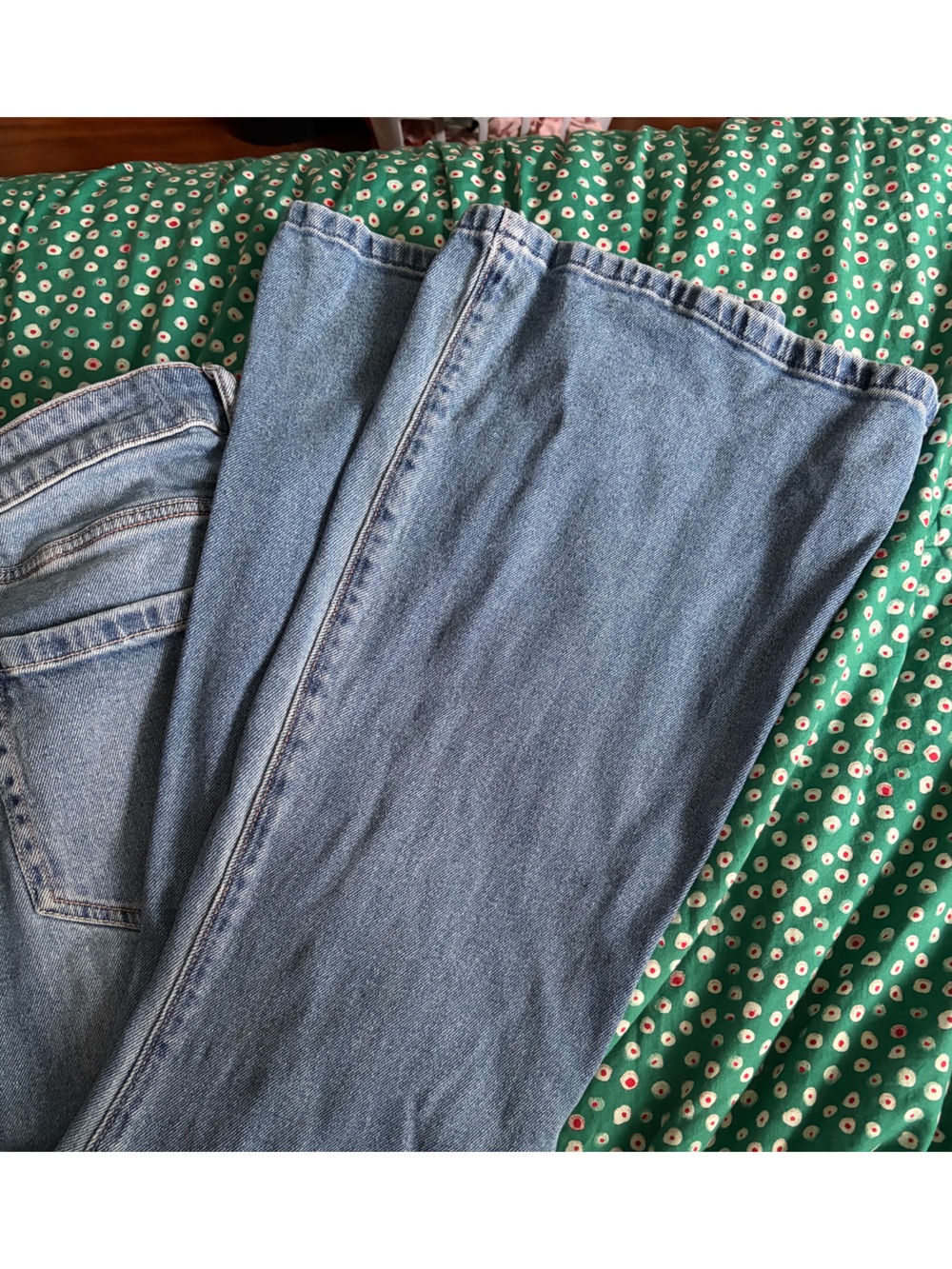 Hollister High-Rise Flare Jeans size 12R W31 Regular
Purchased winter 2026 - Picture 4 of 5